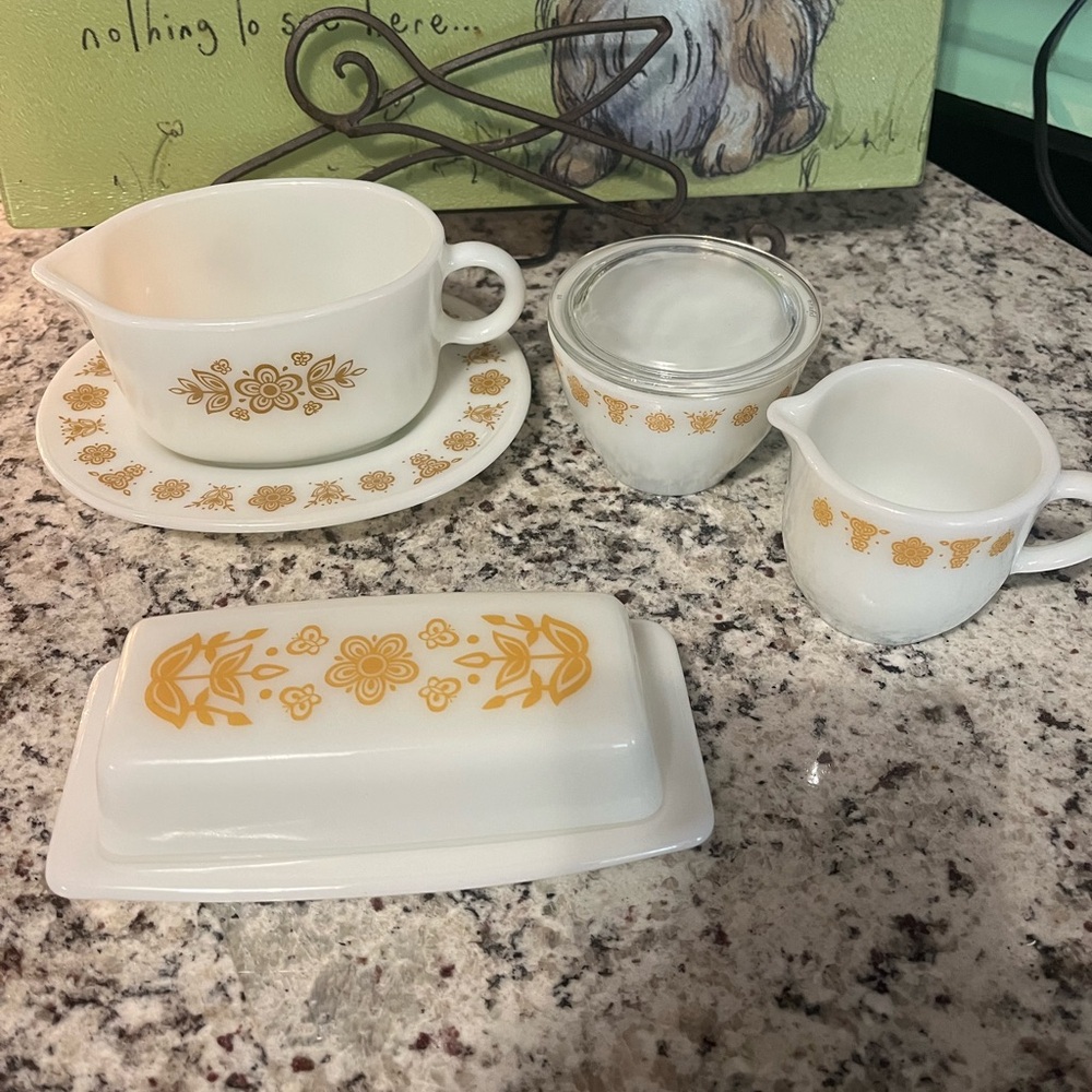 Vintage Pyrex Daisy Gold Butterfly design-
